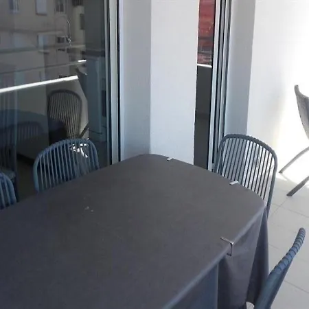 Tres Bien Situe Dans Le Centre Ville - Proche De La Plage *